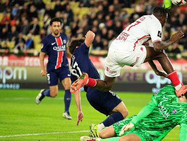 Laga Ligue 1 antara Paris Saint-Germain (PSG) dan AS Monaco pada Rabu (18/12/2024) diwarnai insiden mengerikan. Gianluigi Donnarumma, kiper andalan PSG mengalami cedera wajah parah setelah terkena pul sepatu pemain AS Monaco, Wilfried Singo. (AFP/Valery Hache)