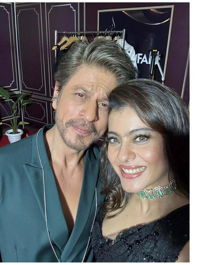 Potret Kajol Beri Pesan Manis di Ultah Shah Rukh Khan ke-60, Memukau Pakai Sari Hitam