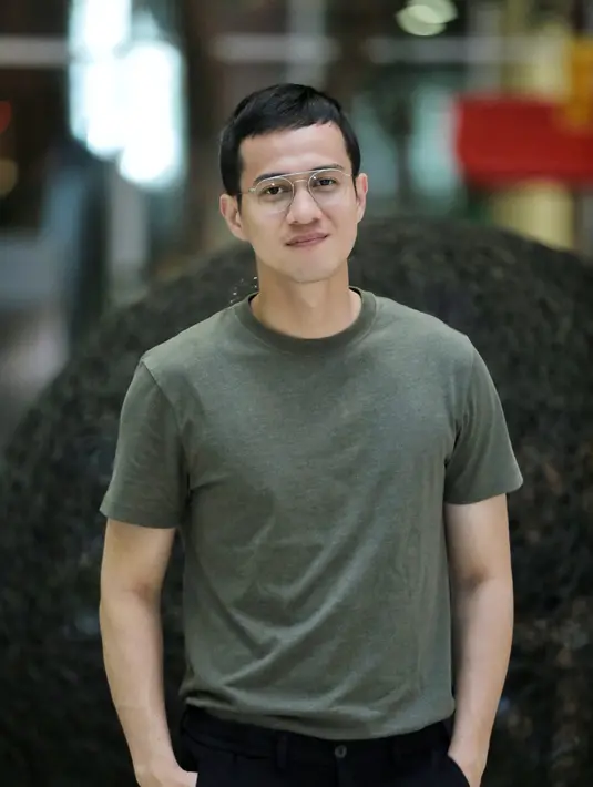 "Udah temenan lama, satu temen kuliah, temen udah lama, main film bareng, jadi pas ketemu sekarang ya kocak aja, ketawa-ketawa aja. Jadi udah enak lah, udah gampang," pungkas Junot. (Adrian Putra/Bintang.com)