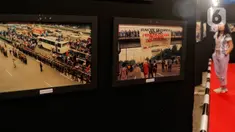 Pengunjung melihat deretan foto gerakan mahasiswa 1998 pada Pemeran Foto 25 Tahun Reformasi di Graha PENA 98, Jakarta, Kamis (11/5/2023). (Liputan6.com/Angga Yuniar)