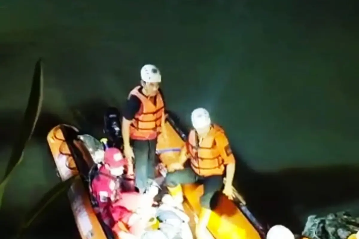 Beberapa petugas gabungan BPBD Ciamis berjibaku menyelematkan belasan siswa MTS Harapan Baru Ciamis yang hanyut di sungai Cileueur, Desa Utama, Kecamatan Cijeungjing, Kabupaten Ciamis, Jumat petang.