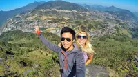 Jeff Yip dan Zuzana Barancova, pasangan turis asal Inggris yang terjebak di Bukit Lawang, Sumut. (dok. Instagram @alifeofy/https://www.instagram.com/p/CA0dftJB6A5/Dinny Mutiah)