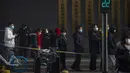 Orang-orang yang memakai masker pelindung berbaris untuk pengujian massal COVID-19 di Beijing, China, Jumat (22/1/2021). Beijing memerintahkan pengujian COVID-19 untuk sekitar dua juta orang menyusul kasus baru. (AP Photo/Mark Schiefelbein)