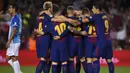 Para pemain Barcelona merayakan gol yang dicetak Gerard Deulofeu ke gawang Malaga pada laga La Liga di Stadion Camp Nou, Barcelona, Sabtu (21/10/2017). Barcelona menang 2-0 atas Malaga. (AFP/Josep Lago)