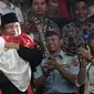 Presiden RI, Joko Widodo dan Ketua Umum IPSI, Prabowo Subianto, berpelukan dengan peraih medali emas pencak silat, Hanifan Yudani di Padepokan Pencak Silat TMII, Jakarta, Rabu (29/8). ANTARA FOTO/Kumparan/INASGOC/Aditia Noviansyah/pras/18