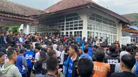 Pendukung PSIM Yogyakarta saat menyambut kepulangan tim di Wisma PSIM, Jalan Mawar No 1, Baciro, Gondokusuman, Yogyakarta. (Bola.com/Ana Dewi)