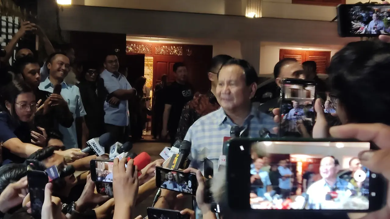 Ketua Umum (Ketum) Partai Gerindra Prabowo Subianto saat ditemui wartawan di di kediamannya, Jalan Kertanegara IV, Jakarta, Selasa (17/10/2023).