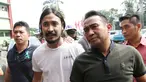 Penyanyi Marcello Tahitoe alias Ello setibanya di Rumah Sakit Ketergantungan Obat (RSKO) Cibubur, Jakarta Timur, Senin (14/8). Ello yang dibawa dari Polres Jakarta Selatan akan menjalani rehabilitasi selama di RSKO. (Liputan6.com/Herman Zakharia)