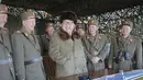 Kim Jong-un tersenyum usai menyaksikan latihan militer prajuritnya, Korea Utara, Jumat (25/3). (Reuters/KCNA)
