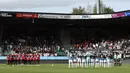 Operator Liga Belanda juga melakukan penghormatan terakhir dengan melakukan mengheningkan cipta sebelum pertandingan antara NEC dan Feyenoord, Minggu (2/10/2022). (AFP/Bart Stoutjesdijk)