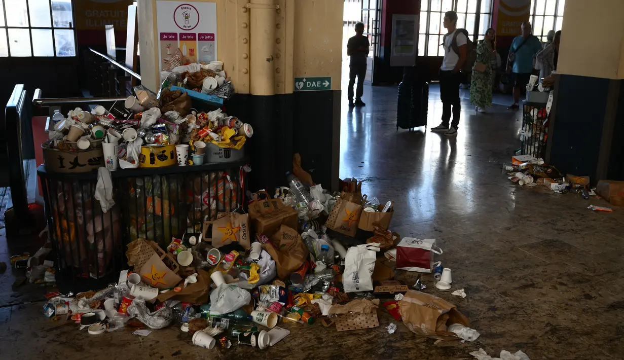 Untuk ketiga kalinya sejak Januari, petugas kebersihan di stasiun Saint-Charles di Marseille, salah satu yang terbesar di Prancis, mogok kerja seminggu yang lalu, untuk menuntut pembayaran gaji mereka. (Photo by Christophe SIMON / AFP)