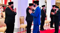Presiden Jokowi menganugerahkan tanda jasa dan kehormatan kepada 53 tokoh, di antaranya kepada mantan Wakil Ketua DPR Fadli Zon dan Fahri Hamzah, Kamis (13/8/2020). ( Foto: Biro Pers Sekretariat Presiden)