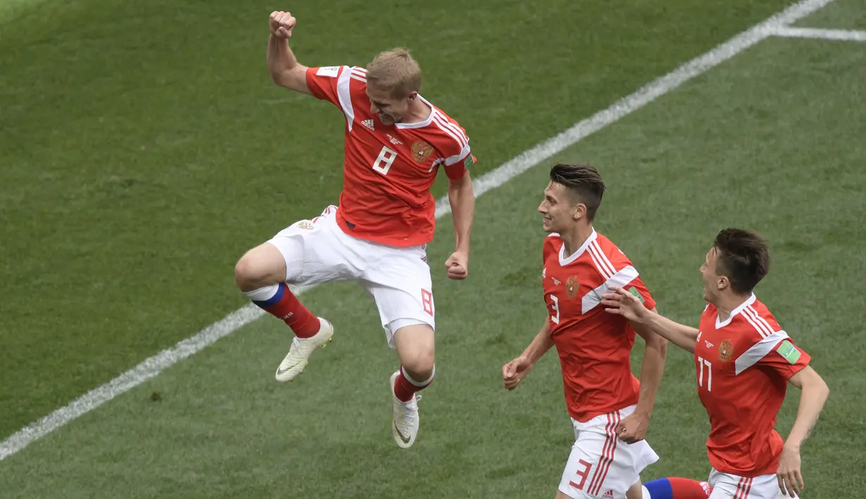 Gelandang Rusia, Yuri Gazinskiy, merayakan gol ke gawang Arab Saudi pada laga Grup A Piala Dunia di Stadion Luzhniki, Moskow, Kamis (15/6/2018). Dirinya merupakan pencetak gol perdana pada Piala Dunia 2018. (AFP/Juan Mabromata)