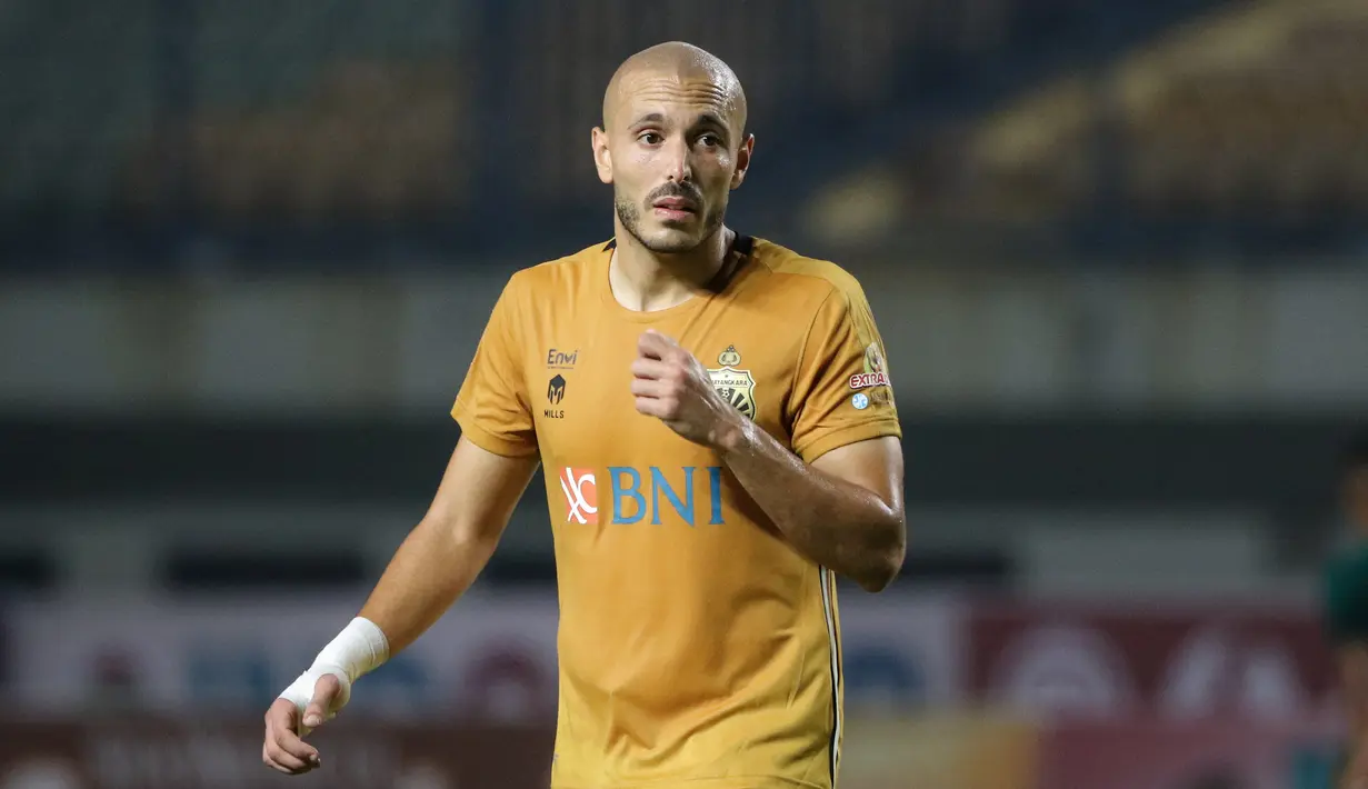 Youssef Ezzejjari hampir membuat Bhayangkara FC unggul dulu jelang babak pertama berakhir dengan memanfaatkan umpan Youness Mokhtar. Lagi-lagi belum berbuah gol karena bola belum mengarah ke gawang Bajul Ijo. (Bola.com/Bagaskara Lazuardi)