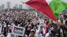 Aksi Bela Palestina hari ini digelar sejumlah elemen masyarakat yang tergabung dalam Aliansi Rakyat Indonesia. (AP Photo/Dita Alangkara)