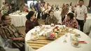 Puan Maharani berbincang dengan sejumlah menteri saat acara penyerahan secara simbolis Alat ukur  tekanan darah di Jakarta, Rabu (22/2). Dalam acara ini pemerintah berkomitmen untuk menyukseskan Gerakan Masyarakat Hidup Sehat. (Liputan6.com/Faizal Fanani)
