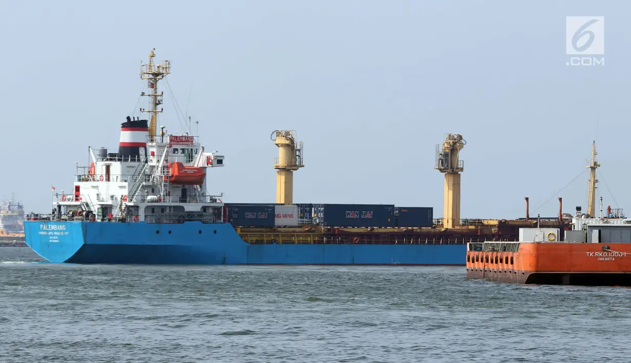 Aktivitas di Jakarta International Container Terminal, Jumat (15/3). BPS mencatat nilai ekspor pada Februari 2019 tercatat sebesar US$12,53 miliar atau turun 10,05 persen dari bulan sebelumnya, yakni US$13,93 miliar.(Liputan6.com/Helmi Fithriansyah)