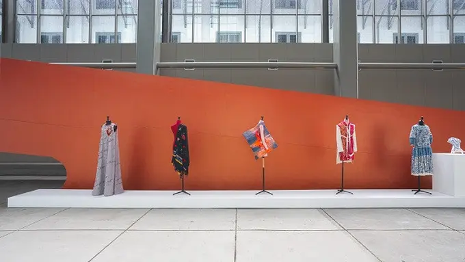Kepeduliaan Terhadap Kesehatan Jantung Digambarkan Melalui Fashion, Karya Seni, Hingga Buku