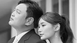 Aktor Go Kyu Pil menatap ke arah langit sementara sang calon istri menyandarkan dagunya di atas bahu Go Kyu Pil yang kekar. (Foto: Instagram/ amin0224)