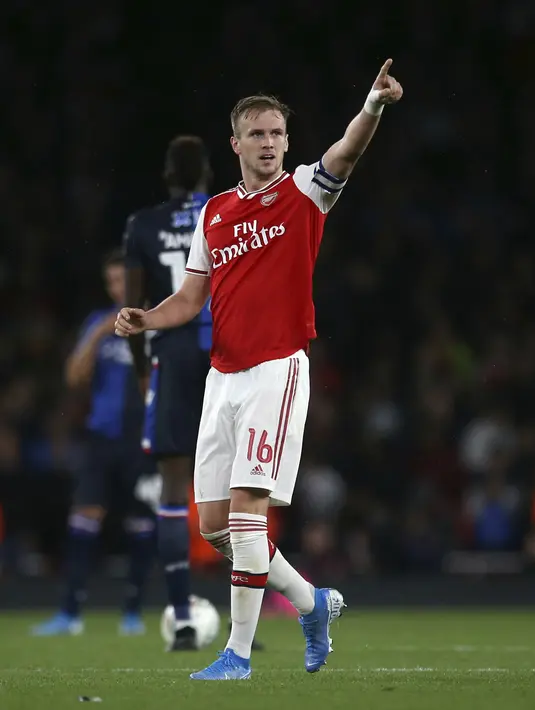 Bek Arsenal, Rob Holding berselebrasi usai mencetak gol ke gawang Nottingham Forest pada babak ketiga Piala Liga Inggris musim 2019-2020 di Stadion Emirates di London (24/9/2019). Hasil lini mengantar Arsenal lolos ke babak keempat. (AP Photo/Steven Paston)