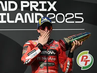 Pembalap Ducati Lenovo asal Spanyol, Marc Marquez, merayakan di atas podium setelah memenangkan Grand Prix MotoGP Thailand di Sirkuit Internasional Buriram, Minggu 2 Maret 2025. (Lillian SUWANRUMPHA/AFP)