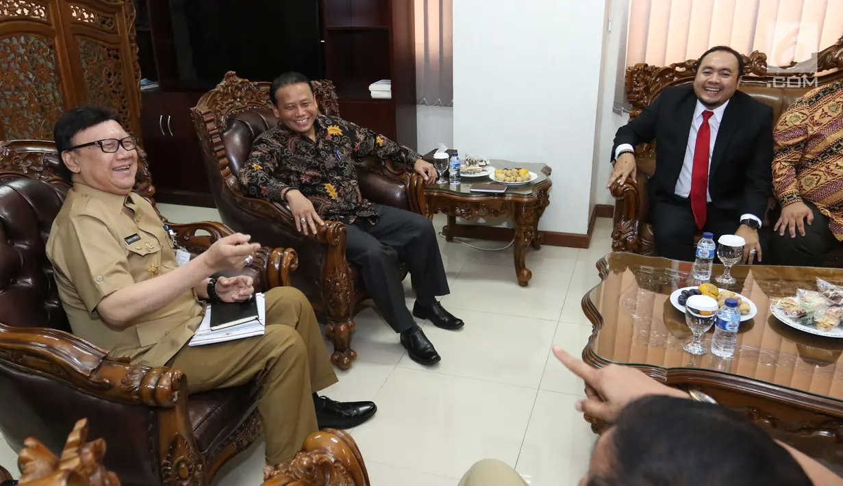 Suasana pertemuan antara Mendagri Tjahjo Kumolo dan ketua Bawaslu, Abhan di kantor Bawaslu di Jakarta, Selasa (9/1). Tjahjo ini mengetahui kesiapan pengawas Pemilu jelang Pilkada serentak 2018. (Liputan6.com/Angga Yuniar)