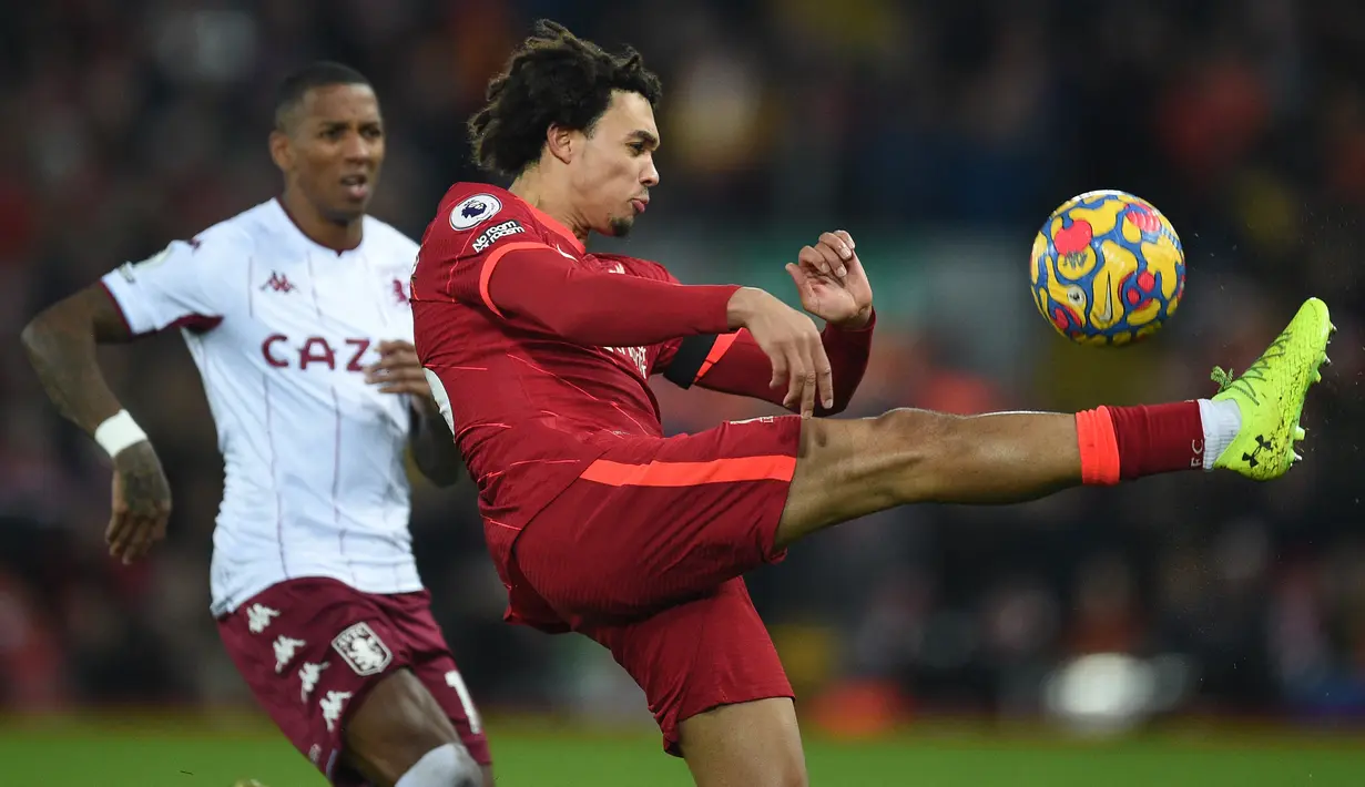Liverpool mendapat peluang pertama di menit ke-10. Sepakan Trent Alexander-Arnold usai memanfaatkan umpan mendatar Andrew Robertson masih mampu diblok bek Aston Villa. (AFP/Oli Scarff)