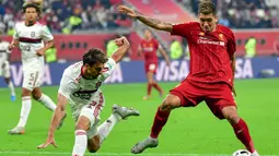 Gelandang Liverpool, Roberto Firmino, berusaha melewati bek flamengo, Rodrigo Caio, pada laga Piala Dunia Antarklub 2019 di Stadion Internasional Khalifa, Doha, Minggu (21/12). Liverpool menang 1-0 atas Flamengo. (AFP/Giuseppe Cacace)