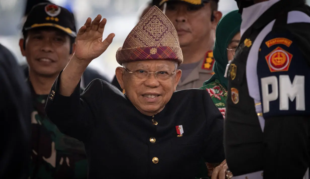 Wakil Presiden Ma'ruf Amin dengan mengenakan pakaian adat Palembang tiba untuk menghadiri Sidang Tahunan MPR, Sidang Bersama DPR dan DPD tahun 2024 di kompleks Parlemen, Senayan, Jakarta, Jumat (16/8/2024). (Yasuyoshi CHIBA / AFP)