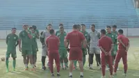 Pemain PSMS Medan berlatih jelang menghadapi PSIS Semarang. (Liputan6.com/Reza Efendi)