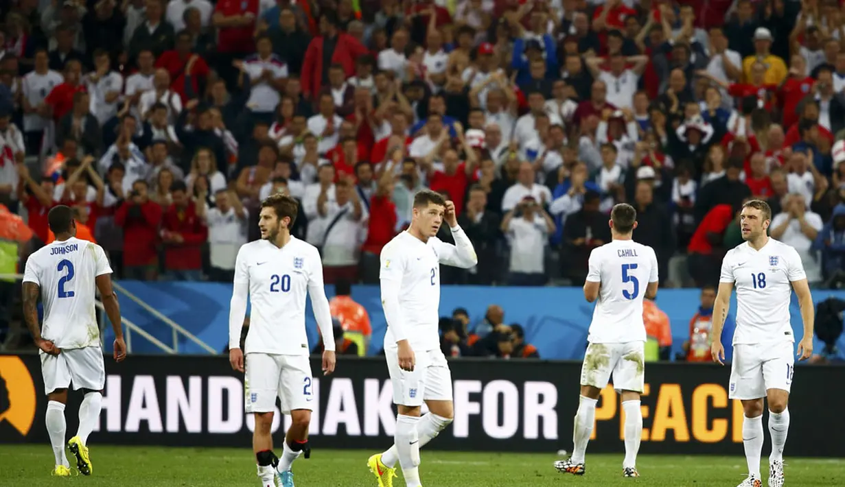 Pemain Inggris terlihat lesu usai dikalahkan Uruguay 1-2 di babak penyisihan Piala Dunia 2014 Grup D di Stadion Corinthians, Sao Paulo, Brasil, (20/6/2014). (REUTERS/Tony Gentile)