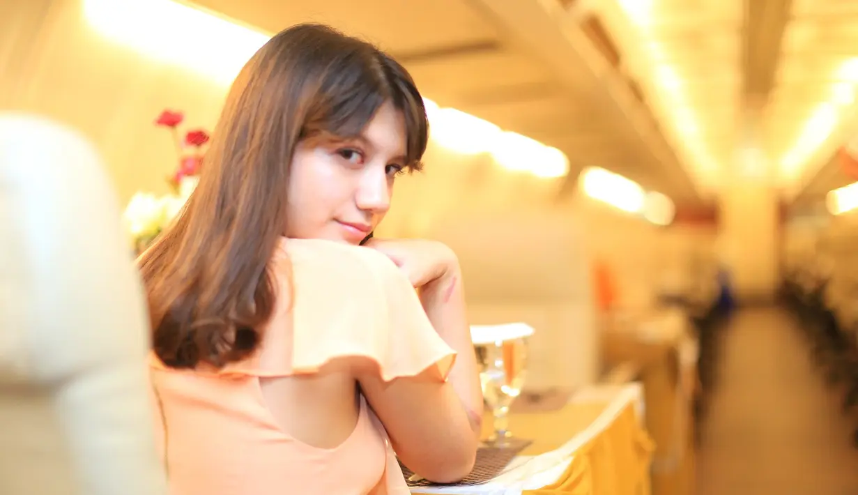 "Ya kaget, diajak dinner ternyata konsepnya di dalam pesawat seperti ini. Dia orangnya romantis dan humoris juga, itu yang aku suka dari dia," tandas Cassandra Lee. (Adrian Putra/Bintang.com)