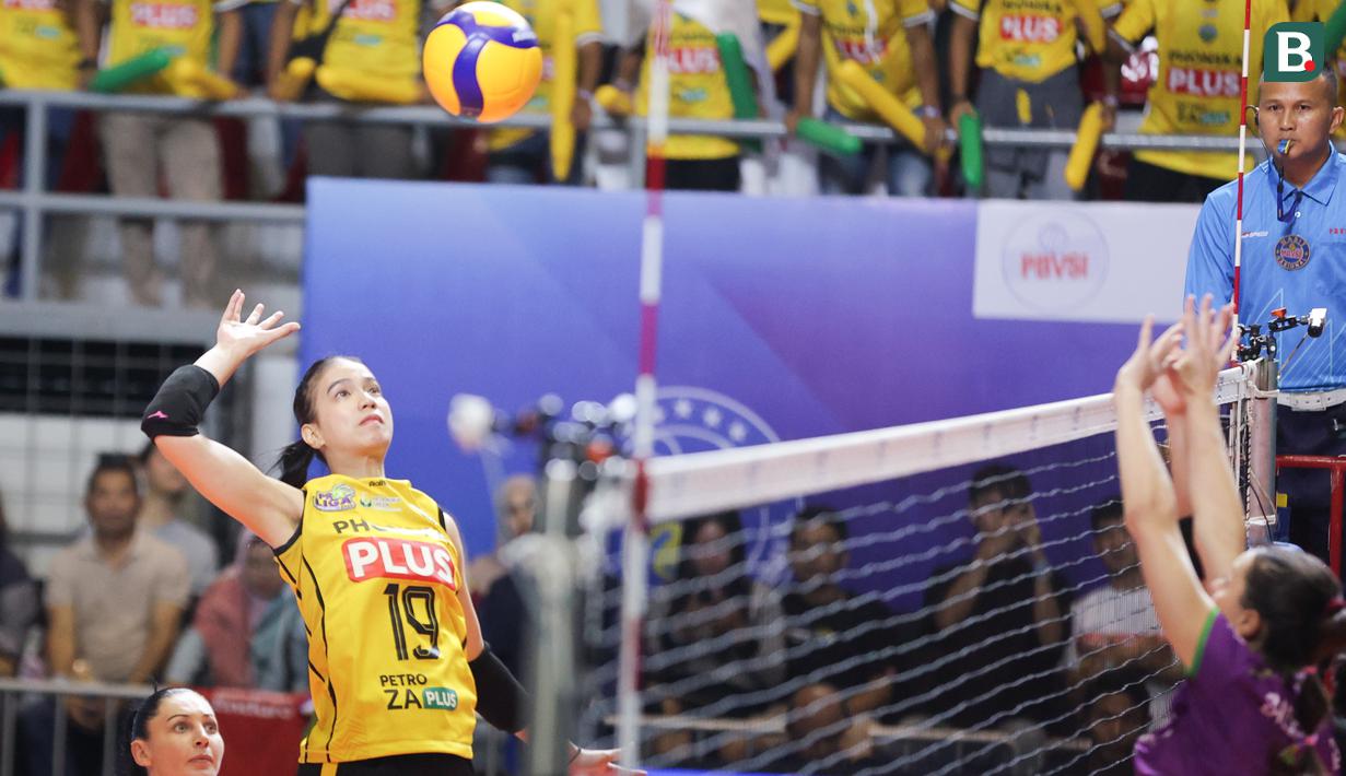 Pemain Gresik Phonska, Shella Bernadetha melakukan pukulan keras ke arah permainan Jakarta Pertamina Enduro pada laga seri lima putaran kedua di GOR Candradimuka Padepokan Voli Jenderal Polisi Kunarto, Sentul Bogor, Minggu (22/2/2026) malam WIB. (Bola.com/Abdul Aziz)