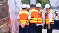 Presiden Joko Widodo beserta pejabat terkait berbincang saat meninjau kemajuan pembangunan Kereta Bandara Soekarno Hatta, Tangerang, Banten, (14/12). Kereta ini rencananya kan di operasikan pada 2017. (Laly Rachev/ Setpres)