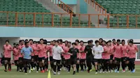 Pemain Timnas Indonesia U-19 saat menggelar sesi latihan di Stadion Wibawa Mukti, Cikarang, Senin (13/1/2020). Sebanyak 51 pemain mengikuti seleksi untuk memperkuat skuat utama Timnas Indonesia U-19. (Bola.com/M Iqbal Ichsan)