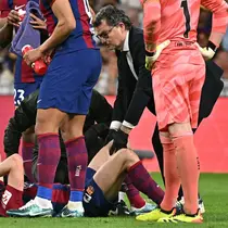 Gelandang Barcelona, Frenkie de Jong, mengalami cedera saat timnya takluk 2-3 dari Real Madrid pada laga pekan ke-32 La Liga di Santiago Bernabeu, Senin (22/4/2024) dini hari WIB. (AFP/Javier Soriano)