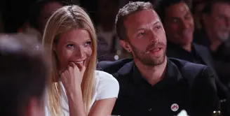 Gwyneth Paltrow dan Chris Martin sudah resmi bercerai setelah keduanya sepakat untuk menandatangani dokumen perceraian. (Dailymail/Bintang.com)