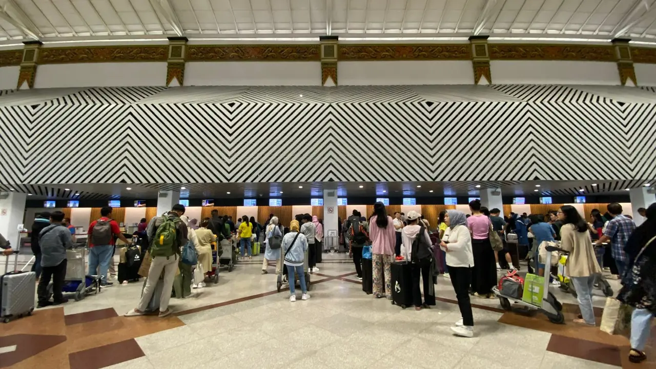 Penumpang memadati bandara Juanda saat arus balik lebaran. (Dian Kurniawan/Liputan6.com)