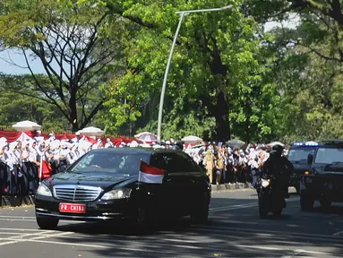 Mobil yang membawa PM China Li Keqiang melintas di kawasan Istana Bogor, Senin (7/5). Li akan melakukan pertemuan bilateral dengan Presiden Jokowi membahas proyek pembangunan jaringan kereta api cepat Jakarta-Bandung.  (Merdeka.com/Arie Basuki)
