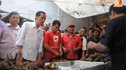 [FOTO] Intip Jokowi Belanja di Pasar