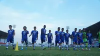 Skuat Persib Bandung berlatih di Stadion Arcamanik, Selasa (11/6/2019). Tim Maung Bandung berencana menggelar uji coba melawan tim satelit, Persib B. (Liputan6.com/Huyogo Simbolon)