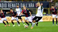 Aksi Striker Inter Milan Mauro Icardi mengeksekusi penalti (AFP)
