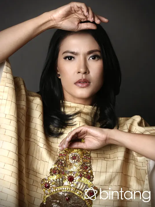 Sebagai kebanyakan perempuan, pemeran yang mulai merambah sutradara itu juga memiliki target untuk menikah. Saat usianya 20 tahun, ia berharap pada usia 25 tahun bisa menikah. (Febio Hernanto|Bintang.com)