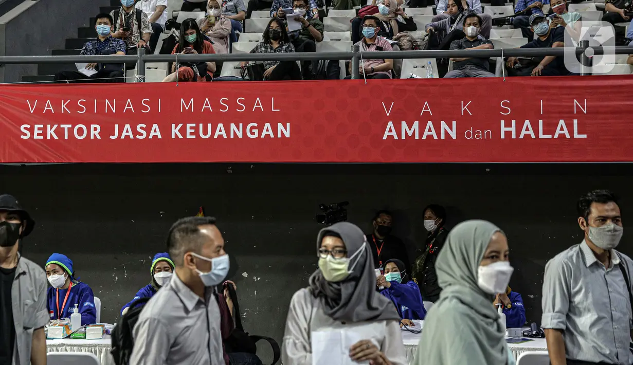 Pelaku sektor jasa keuangan saat pelaksanaan vaksinasi COVID-19 di Lapangan Tennis Indoor Senayan, Jakarta, Rabu (16/6/2021). Vaksinasi ini dilakukan untuk mempercepat vaksinasi, sehingga membentuk kekebalan komunal di masyarakat. (Liputan6.com/Faizal Fanani)