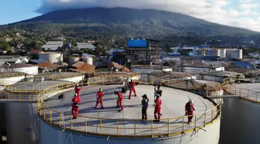 Band rock Boomerang tampil di atas silo kilang Wilmar International di Bitung, Sulawesi Utara, Selasa (25/9). Boomerang dan aktivis Greenpeace menduduki silo Wilmar. (Dhemas Reviyanto, Nugroho Adi Putera, Jurnasyanto Sukarno/Greenpeace Southeast Asia/AFP)