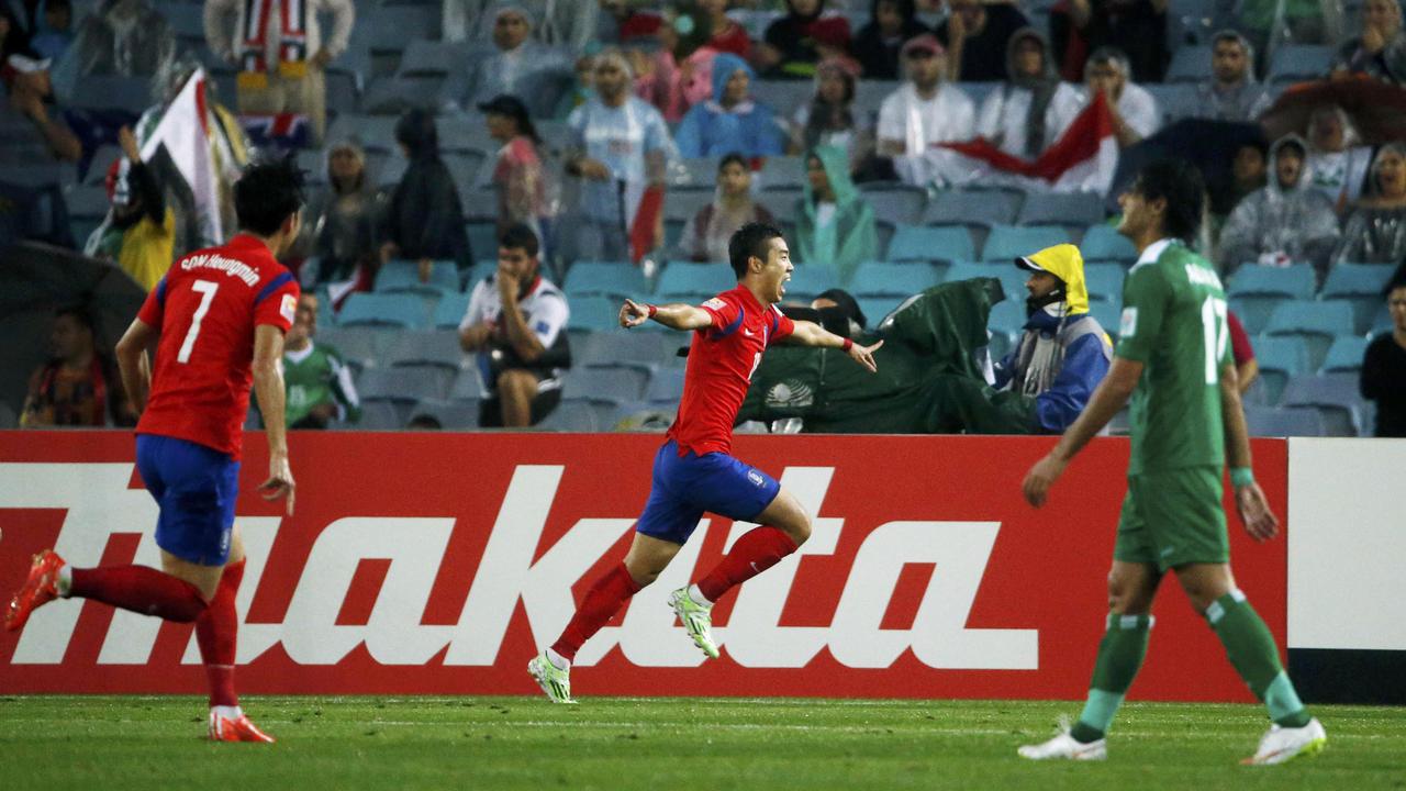 Kapten Korsel  Lee Jeong-hyeop merayakan gol ke gawang Irak di semifinal Piala Asia 2015