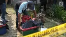 Petugas mengangkut sejumlah barang bukti di sebuah perumahan di Kawasan Pondok Rajeg, Cibinong, Jawa Barat, Senin (24/9). Polisi juga menahan tiga tersangka dan sejumlah barang bukti terkait. (Liputan6.com/Helmi Fithriansyah)