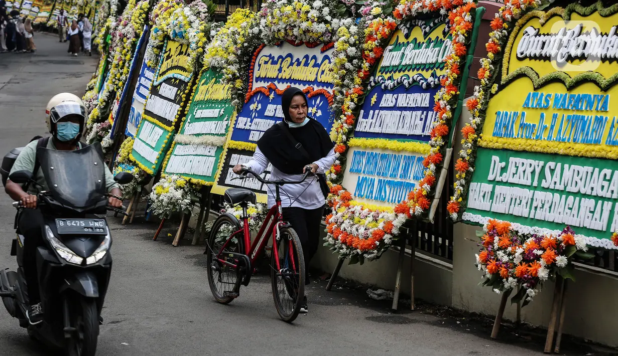 Karangan bunga ucapan belasungkawa atas wafatnya Ketua Dewan Pers Azyumardi Azra terlihat di rumah duka Perumahan Puri Laras 2, Ciputat, Tangerang Selatan, Banten, Senin (19/9/2022). Azyumardi Azra meninggal dunia di Rumah Sakit Kedah, Selangor, Malaysia, 18 September 2022 pukul 12.30 waktu setempat. (Liputan6.com/Johan Tallo)