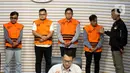 Purwanto dan Robi Vitergo dijerat dengan pasal 12 huruf a atau pasal 12 huruf b atau pasal 11 Undang-Undang nomor 31 tahun 1999 tentang Pemberantasan Tindak Pidana Korupsi juncto pasal 55 ayat 1 ke 1 Kitab Undang-Undang Hukum Pidana dan juncto pasal 65 ayat 1 KUHP. Tampak dalam foto, Mendra SB; Anggota Dewan Perwakilan Rakyat Daerah (DPRD) Kabupaten Ogan Komering Ulu periode 2024-2029, Robi Vertigo; Wakil Ketua Dewan Perwakilan Rakyat Daerah (DPRD) Kabupaten Ogan Komering Ulu periode 2024-2029, Parwanto; dan Ahmat Thoha (dari kiri ke kanan) saat mengikuti rilis penetapan penahanan di Gedung Merah Putih Komisi Pemberantasan Korupsi (KPK), Jakarta, Kamis 20 November 2025. (Liputan6.com/Helmi Fithriansyah)