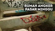 Rumah dua lantai di Pasar Minggu kosong sejak puluhan tahun lalu. Warga setempat mengaku sering melihat penampakan gaib